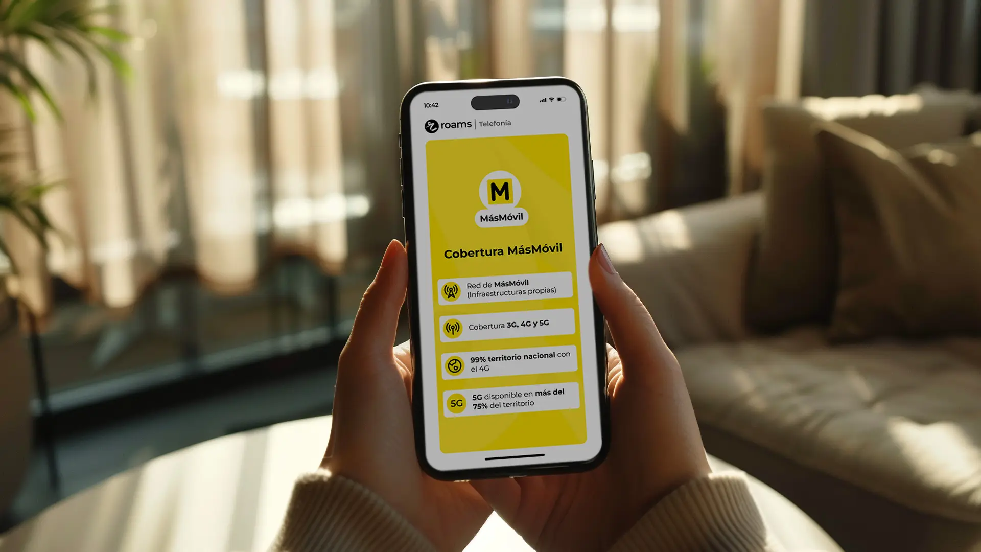 Asesora de MásMóvil en La Zubia atendiendo a un cliente en la tienda
